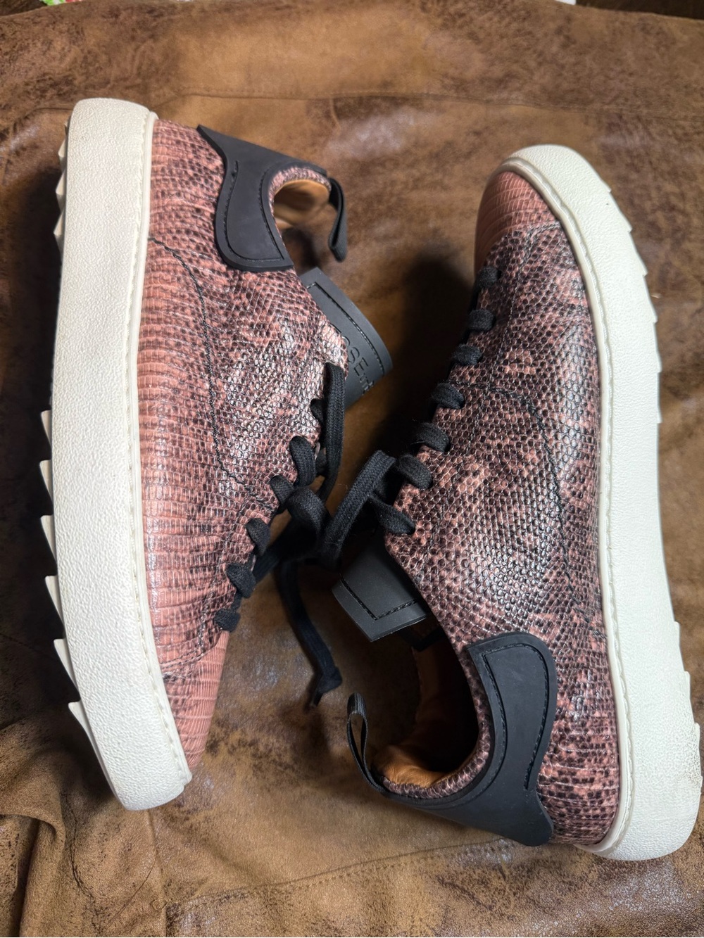 39. EsseUtEsse Women's Pink Snake-Texture Low-Top Sneakers